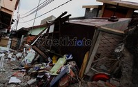 Dalam peristiwa rumah ambruk itu memakan tiga korban. Satu orang mengalami patah tulang.