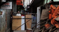 Rumah tersebut jadi tontonan warga.
