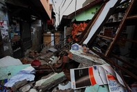 Rumah yang ambruk itu baru setahun dibangun.