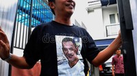 Tahlilan satu tahun mengenang kepergian Adjie Massaid ini memang terkesan tertutup, Angelina Sondakh sendiripun sulit untuk dijumpai.