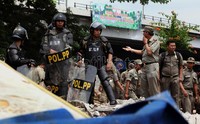 Ratusan petugas Satpol PP berjaga-jaga saat berlangsungnya penertiban ratusan bangunan liar.