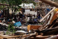 Sebagian penghuni rumah liar duduk-duduk saat rumah mereka dibongkar oleh petugas Satpol PP DKI.