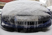 Sebuah mobil membeku setelah tumpukan salju menutupi atapnya di Bucharest, Rumanis, Minggu (5/2). Reuters/Radu Sigheti.