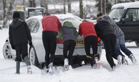 Sebuah mobil di Newtown Linford, Inggris, mogok setelah dihujani salju. Reuters/Darren Staples.