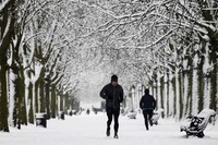Meski salju dan cuaca dingin menerjang, warga London tampak asyik berlari. Reuters/Finbarr OReilly.