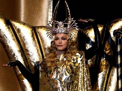 Aksi Spektakuler Madonna di Super Bowl