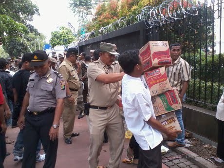 Toilet Permanen di Depan Kemendagri Dibongkar Paksa, Pendemo Melawan