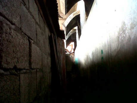  12 Tahanan Cempaka Putih Cekik & Ancam Bunuh Pegawai RM Padang