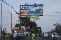 Papan petunjuk arah resto Papan petunjuk arah resto