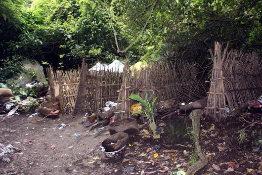 Pemakaman di Desa Terunyan (Sumber: javabackpacker.blogspot.com)