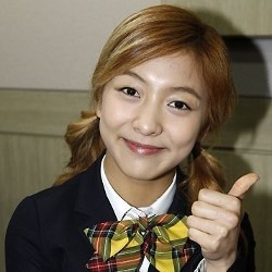 Luna f(x) & Jiyeon T-ara Tinggalkan Bangku SMA