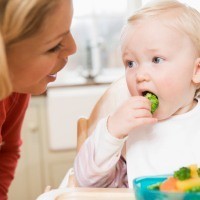 Ajari Bayi Makan Pakai Tangan Agar Tak Cepat Gemuk