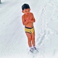 Biar Tak Sakit-sakitan, Ayah Latih Anak Lari di Salju Tanpa Baju