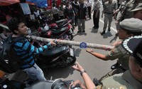 Para pendemo melawan Satpol PP yang akan membongkar tenda dan toilet permanen di depan gedung Kemendagri, Jakarta.