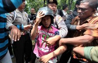 Polisi mengamankan seorang pendemo.