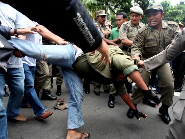 Mereka yang Melawan Demi Selembar KTP