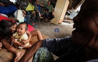 Seorang nenek sedih, saat cucunya yang masih bayi, tinggal dibawah jembatan, akibat bangunan liar mereka dibongkar.