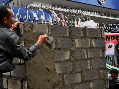Demonstran Bangun Toilet di Depan Kemendagri