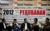 (Ki-ka): Pengamat politik Univ. Paramadina Herdi Sahrasad,  Jhonson Panjaitan, Adi Masardi, Wakil Ketua DPD Ida Laude dan pengamat politik militer Teguh Santosa. Kesemuanya satu suara menolak peran militer menangani demontrasi sipil dan buruh.