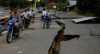 Jalan raya di Pulau Negros juga terbelah akibat gempa. Reuters/Bongbong Woo Tadifa.