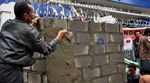 Demonstran Bangun Toilet di Depan Kemendagri