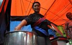 Demonstran Bangun Toilet di Depan Kemendagri