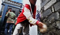 WC tersebut akan menggunakan model duduk dan dibangun di atas saluran air trotoar di depan Kemendagri. Fikri Hidayat/detikcom.