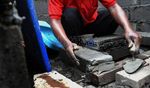 Demonstran Bangun Toilet di Depan Kemendagri