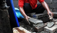 Pembangunan toilet ini diperuntukan bagi warga Tanah Merah yang menginap di depan Kantor Kemendagri. Mereka berjanji toilet ini akan dibongkar jika tuntutan mereka terpenuhi. Fikri Hidayat/detikcom.