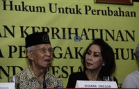 Menurut mereka persoalan hukum di Indonesia selalu menarik perhatian masyarakat, bukan karena prestasinya tapi justru karena keburukannya.