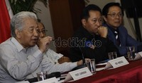 Menurut mantan Ketua Muda Pidana MA Adi Andojo, Ketua MA yang baru harus berani berantas korupsi.