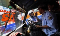 Sopir yang tidak berseragam patut was-was, sementara yang cepat pakai seragam, aman. Jhoni Hutapea/detikcom.