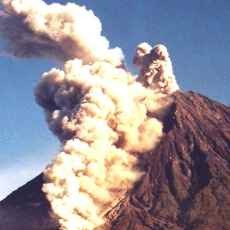 Abu Gunung Semeru Guyur Perkampungan Sejauh 9 Km