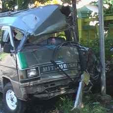 Polisi Buru Sopir Cadangan Mobil Angkutan Seruduk Truk di Blitar