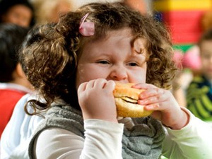 Obesitas Anak Bukan Karena Junk Food di Sekolah