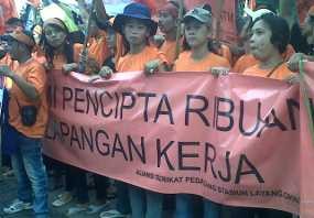 300-an Pedagang di Stasiun Demo Kementerian BUMN