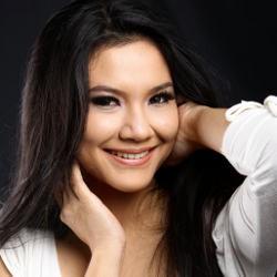 Martina Tesela Si Cantik Penghuni Rumah Bekas Kuburan
