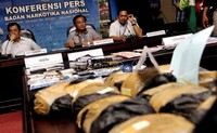 BNN menggelar barang bukti sabu yang disita dari tersangka. Menurut pengakuan para tersangka, barang bukti tersebut didapat dari M yang tinggal di Kota Medan.
