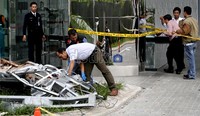Gondola yang terjatuh itu rusak parah dan berada sekitar 1,5 meter dari pintu masuk utama gedung Multivison Tower. Ramses/detikcom.