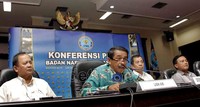 Saya yakinkan pilot dan kru kami yang terbang tidak ada lagi yang konsumsi narkoba. Kata Direktur Umum Lion Air Edward Sirait dalam jumpa pers di kantor BNN, Cawang, Jakarta.
