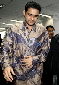 Nazaruddin meninggalkan ruang sidang Pengadilan Tipikor dengan memegangi perutnya. Ramses/detikcom.