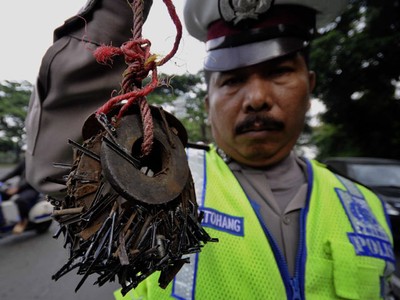 Polisi Razia Ranjau Paku