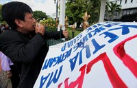 Seorang pendemo memanjat pagar MA. Sebelum menjabat Ketua MA, Hatta menjadi Ketua Muda Pengawasan. Di sinilah, sanksi hakim nakal diberikan. Selain sebagai hakim agung yang menjadi polisi bagi para hakim, dia juga menjadi Ketua Ikatan Hakim Indonesia (IKAHI). Sebuah organisasi tunggal dan wajib bagi para hakim.