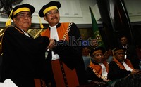 Tak butuh waktu lama bagi MA untuk memilih suksesor Harifin Tumpa. Dalam pemilihan satu putaran, hakim agung Hatta Ali (berdiri-kanan) terpilih menjadi MA-1.