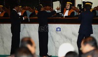 Para hakim agung memberikan suaranya.