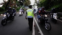 Petugas kepolisian menyusuri jalan sambil mencari ranjau paku di Kawasan Gatot Subroto, Jakarta. Jhoni Hutapea/detikcom.