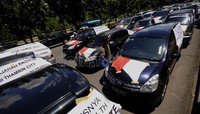 Pedagang Thamrin City memarkirkan kendaraanya di depan Kantor Balaikota, Jakarta. Jhoni Hutapea/detikcom.
