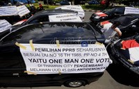 Mobil-mobil tersebut ditempeli berbagai poster. Jhoni Hutapea/detikcom.