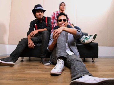 Band Blues Ginda & the White Flowers