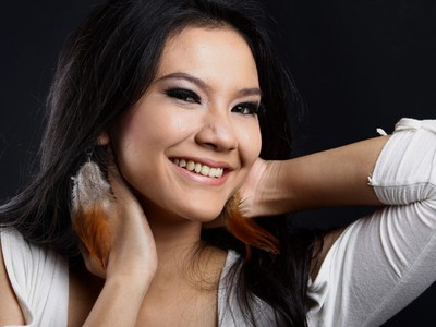 Martina Tesela Seksi dengan Dress Putih